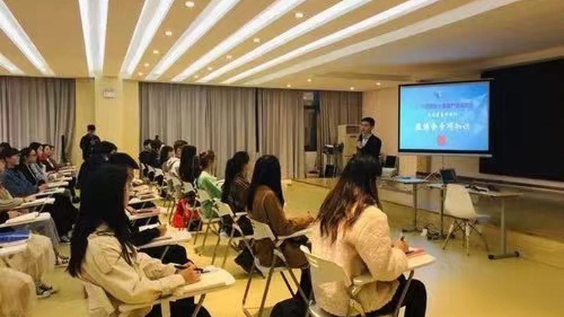 建筑工程专业建造师需要关注建筑设计、施工技术、建筑法规等方面。推荐自学资料有：