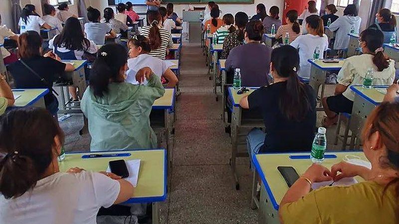 在选择成人教育机构时，要避免以下误区和陷阱：