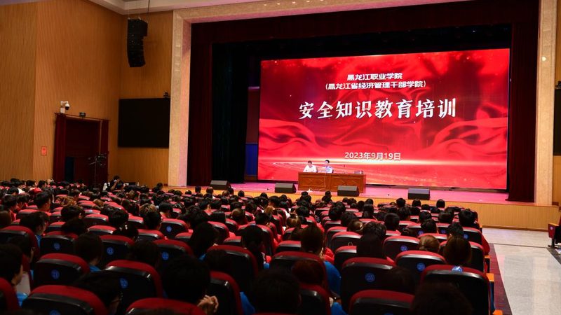 瑜伽教练培训课程通常包括以下几个方面：